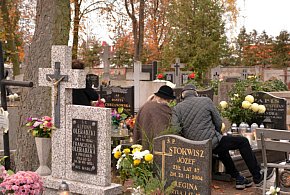 Savoir-vivre na 1 listopada. Jak się zachować podczas wizyty na cmentarzu?-101738