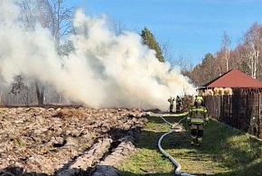 Pożar w Sarnowie. Gasiło kilka zastępów-102203