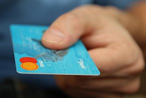 Fiskus skontroluje płatności kartą Polaków? Resort zabiera głos-102509