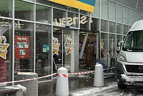 19-latek wpadł w poślizg. Wjechał w witrynę sklepową-102545