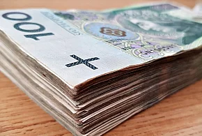 Senior oszukany. Spakował pieniądze do reklamówki-102672