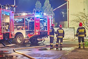 Pożar domu mieszkalnego, służby na miejscu-102828