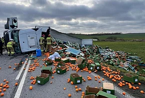 19-latek z powiatu wywrócił ciężarówkę z owocami-103533