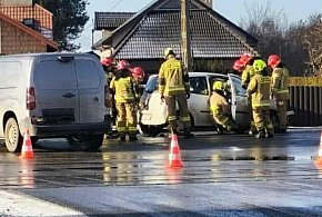 Zderzenie renault i citroena w Tuszowie. Kobieta w szpitalu-104011