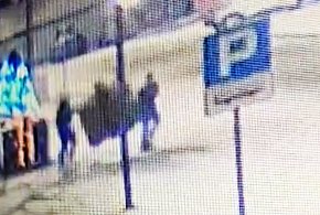 Nocny incydent. Nastolatki wyrwały świąteczną dekorację [WIDEO]-104080