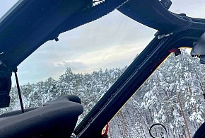 Black Hawk wspiera służby na Warmii i Mazurach: strąca śnieg z drzew [WIDEO]-104125