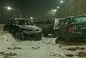 Młody kierowca Renault wpadł w zaparkowane samochody-104371