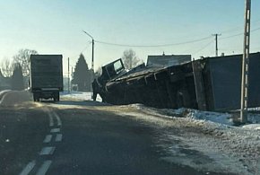 Groźnie na DW982. Ciężarówka wypadła z drogi-104755