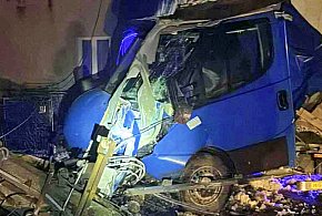 Dostawczak wpadł na słup, w lesie zderzenie czołowe