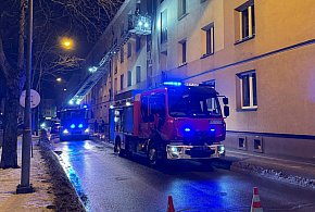 Interwencja strażaków w centrum. Zerwane rynny