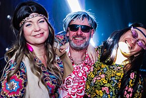 Gorączka sobotniej nocy w Przecławiu! Dom Kultury przeniósł się w lata 70. [FOTO]