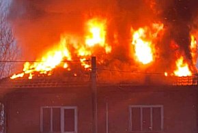 Duży pożar domu w Łączkach Brzeskich! Dach w ogniu! [FOTO, WIDEO]