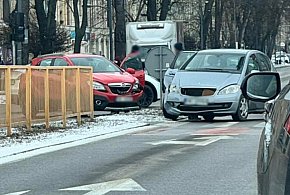 Kolizja osobówek pod Pasażem. Utrudnienia