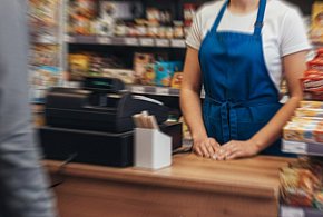 Groził pracownicy sklepu czymś, co miało być bronią