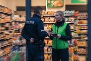 Awantura w Żabce. Rzucił kobietę na podłogę