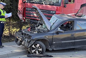 Wypadek pod miastem, droga powiatowa zablokowana [FOTO]