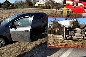 Zderzenie dwóch osobówek. Obie wypadły z drogi