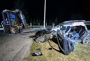 Zderzenie osobówki z koparką, wieczorna akcja służb