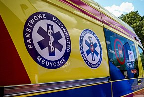 Zderzenie peugeota z chevroletem. Kobieta zabrana do szpitala