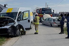 Kurier zderzył się z osobówką. Były utrudnienia