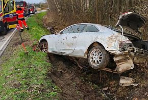 Kierowca audi wypadł z drogi. Samochód „skasowany”