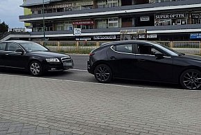 Potrącenie rowerzysty na al. Niepodległości. Uszkodzona Tesla