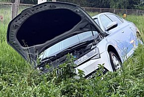 Auto w rowie w Złotnikach. Utrudnienia w ruchu przy remizie OSP