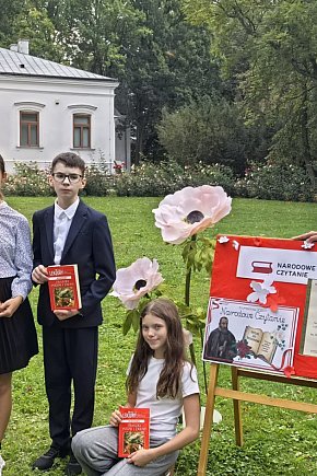 Uczniowie SP 9 w Mielcu czytali Kochanowskiego w Czarnolesie-13281