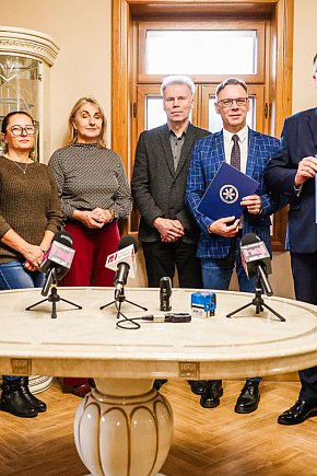 Uroczystość podpisania listu intencyjnego między Gminą Padew Narodowa a Podkarpacką Stacją Pogotowia Ratunkowego w Mielcu-13687