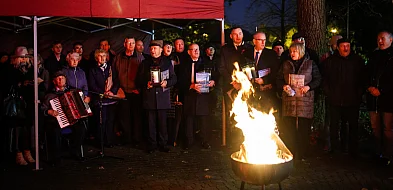 Śpiewanki patriotyczne przy Ogniu Niepodległości [FOTO]-102086