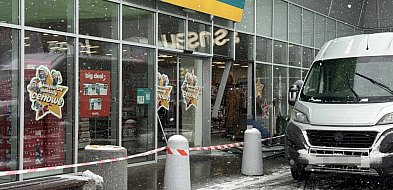 19-latek wpadł w poślizg. Wjechał w witrynę sklepową-102545