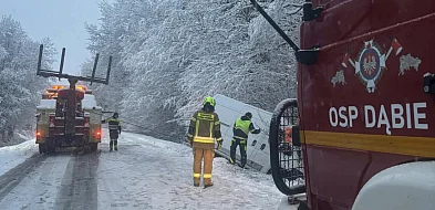 Mokry śnieg łamiący drzewa i śliskie drogi. Strażacy z powiatu z wezwaniami [FOTO]-102575