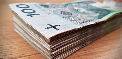 Senior oszukany. Spakował pieniądze do reklamówki-102672