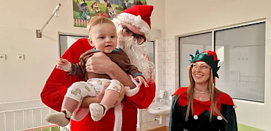 Święty Mikołaj na oddziale dziecięcym szpitala-103215