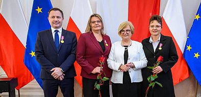Urzędniczki i burmistrz odznaczeni medalami-103494