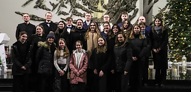 Czterogłosowy śpiew młodzieży podczas pasterki w parafii Ducha Świętego w Mielcu-103876