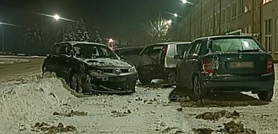 Młody kierowca Renault wpadł w zaparkowane samochody-104371