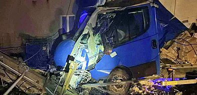 Dostawczak wpadł na słup, w lesie zderzenie czołowe