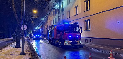 Interwencja strażaków w centrum. Zerwane rynny