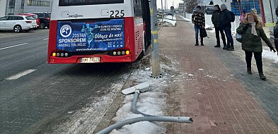 Autobus MKS uderzył w latarnię i odjechał