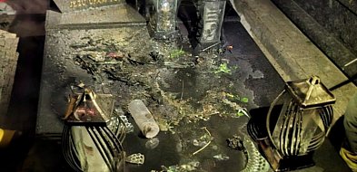 Strażacy gasili pożar... zniczy na grobowcu