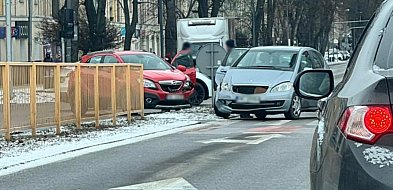Kolizja osobówek pod Pasażem. Utrudnienia