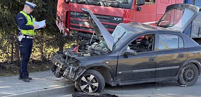 Wypadek pod miastem, droga powiatowa zablokowana [FOTO]