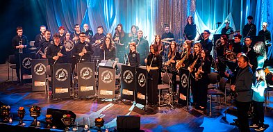 Muzyczny Dzień Kobiet w Przecławiu. Koncert pełen znanych przebojów [FOTO]