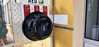 Defibrylator AED przy wejściu do urzędu gminy