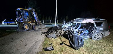 Zderzenie osobówki z koparką, wieczorna akcja służb