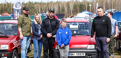 W Chorzelowie przekazano wylicytowanego Fiata Cinquecento dla Romka