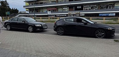 Potrącenie rowerzysty na al. Niepodległości. Uszkodzona Tesla