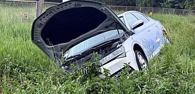 Auto w rowie w Złotnikach. Utrudnienia w ruchu przy remizie OSP