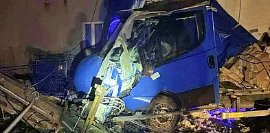 Dostawczak wpadł na słup, w lesie zderzenie czołowe